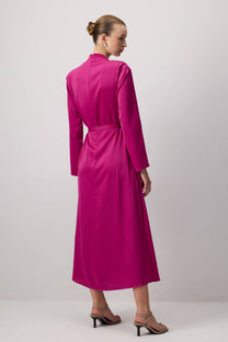 Abito lungo in satin con collo drappeggiato e cintura