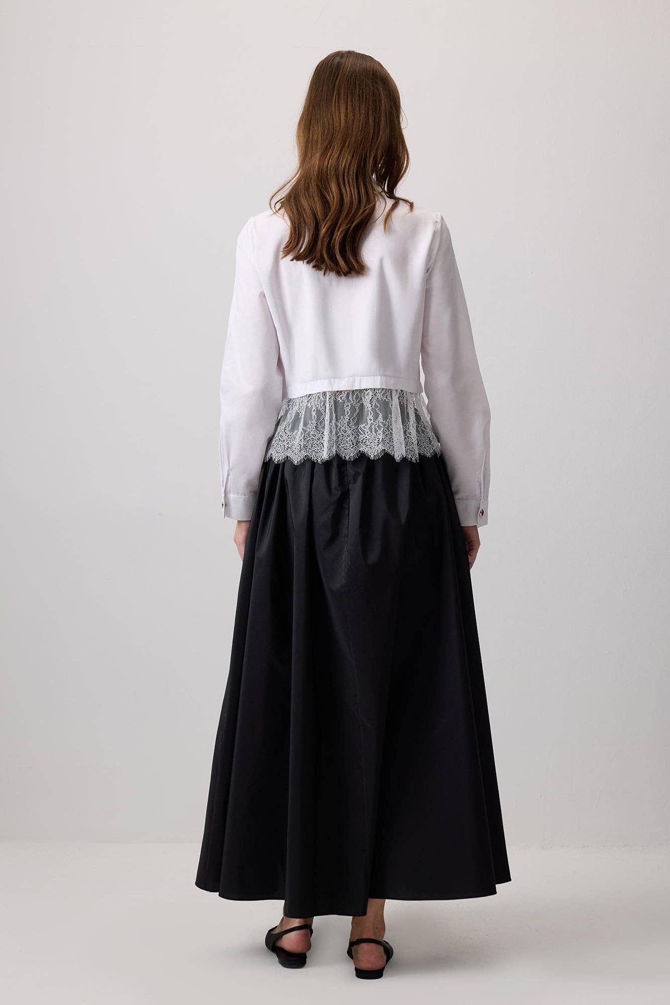 Camicia corta con orlo in pizzo e bottoni gioiello