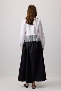 Camicia corta con orlo in pizzo e bottoni gioiello