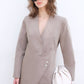 Completo elegante con blazer asimmetrico e pantaloni palazzo con bottoni gioiello
