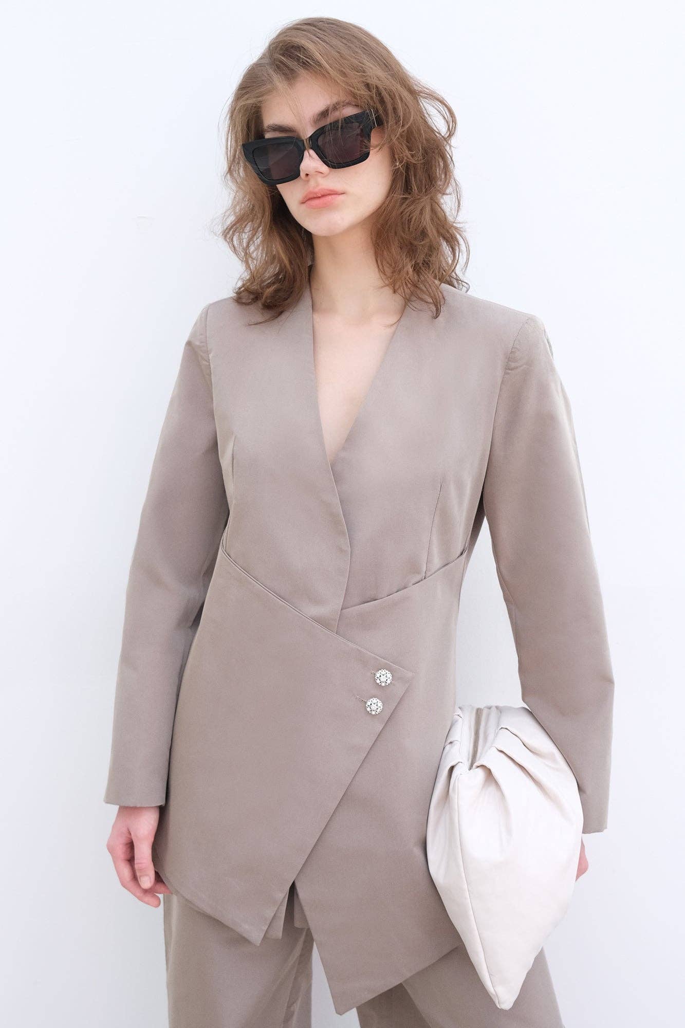 Completo elegante con blazer asimmetrico e pantaloni palazzo con bottoni gioiello