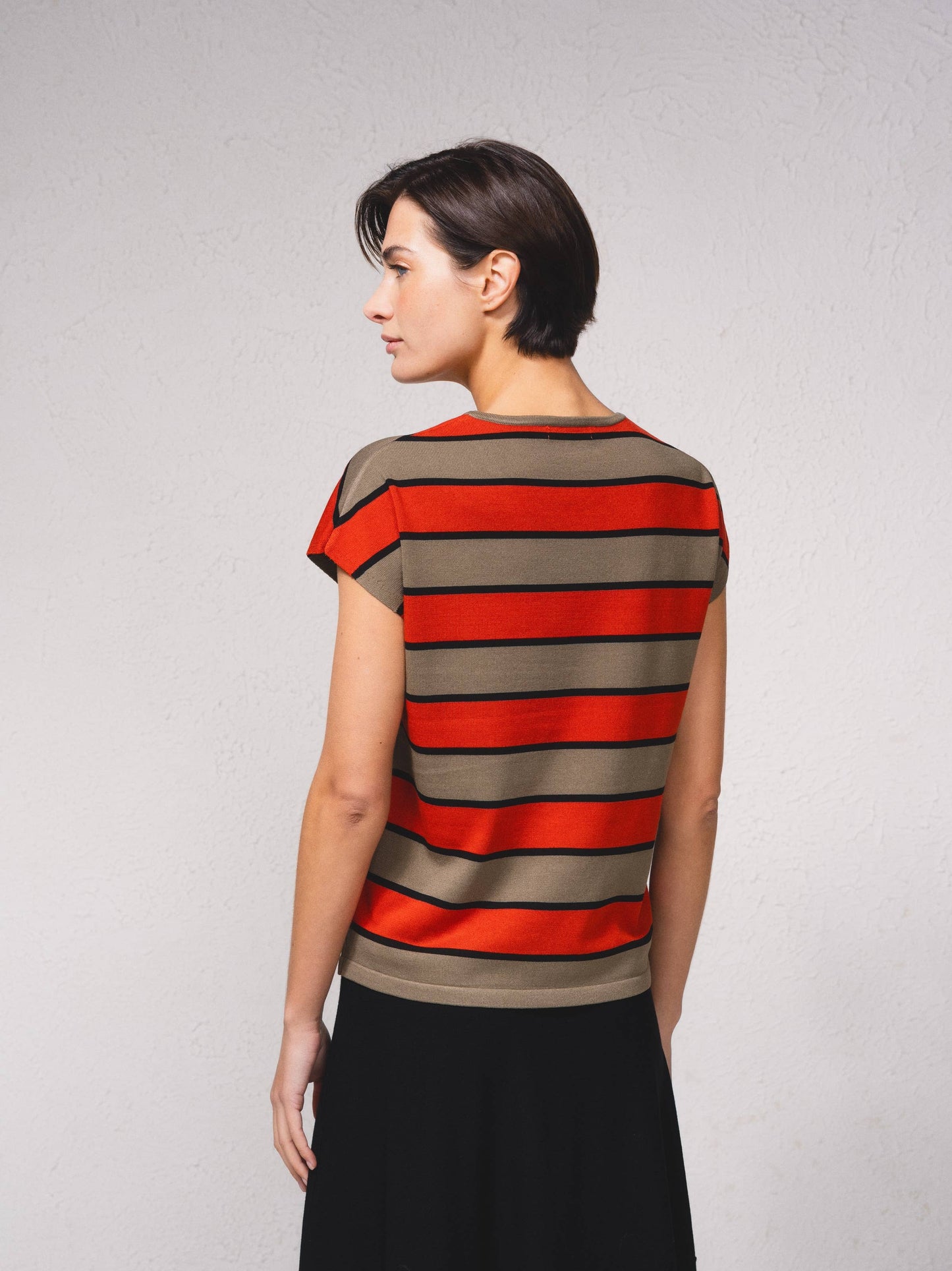 Maglione a righe a maniche corte con scollo a V