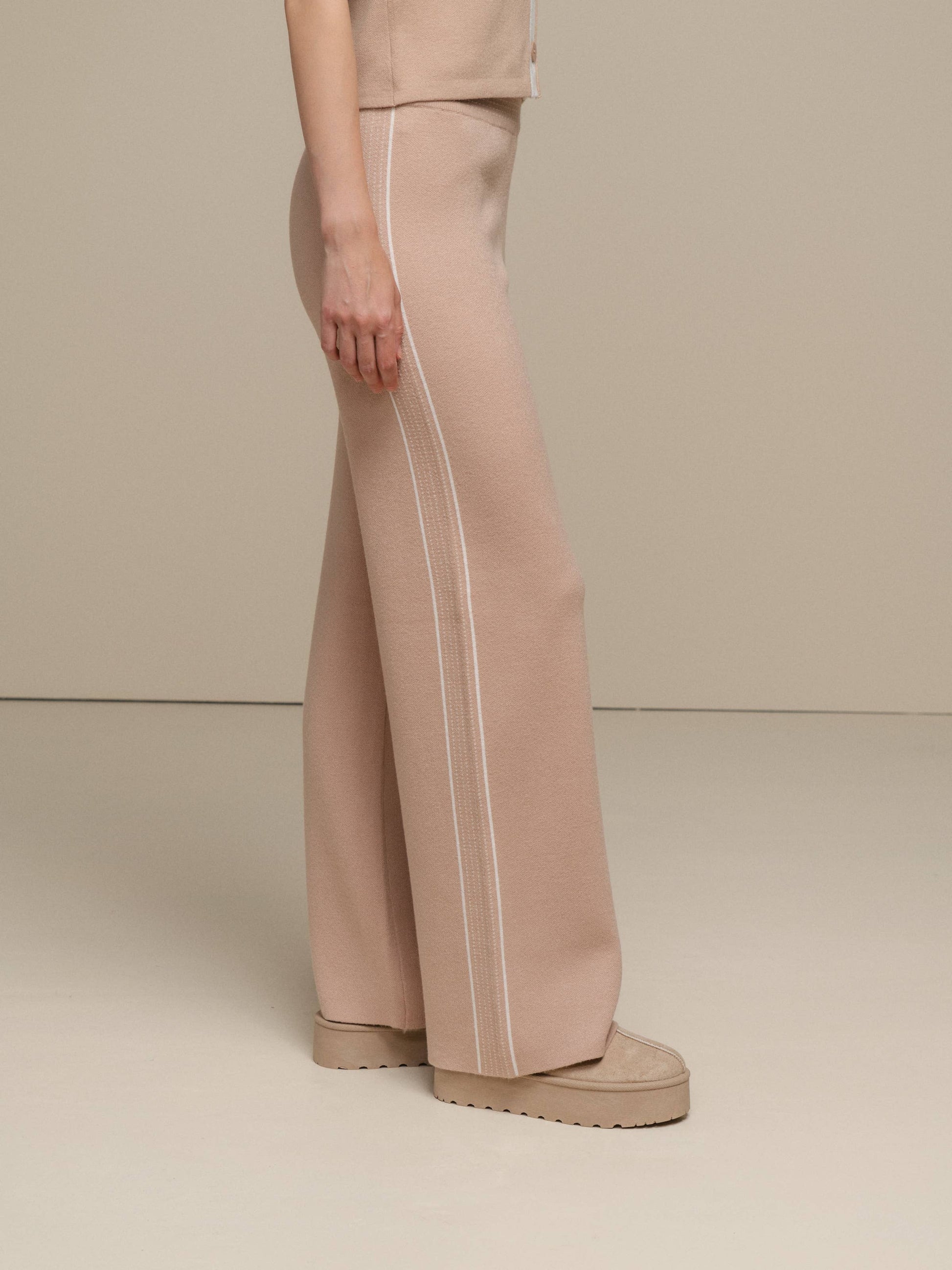 Pantaloni in maglia a gamba ampia con profili a contrasto