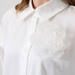 Camicia con spilla floreale in organza