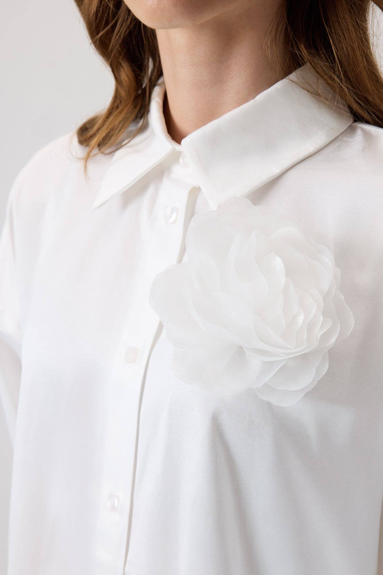 Camicia con spilla floreale in organza