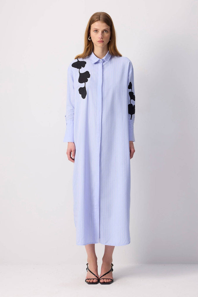 Abito camicia maxi a righe con ricamo floreale