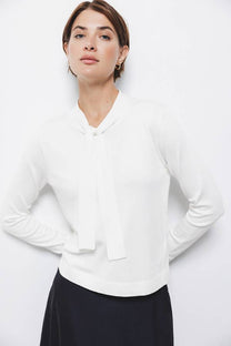 Maglione in maglia rasata con scollo a V e fiocco