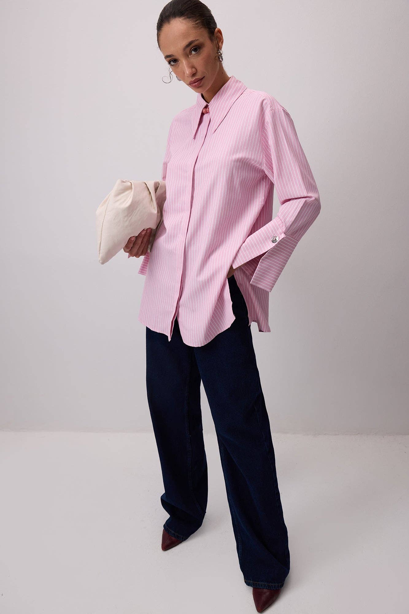Camicia a righe rosa con polsini ampi