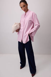 Camicia a righe rosa con polsini ampi