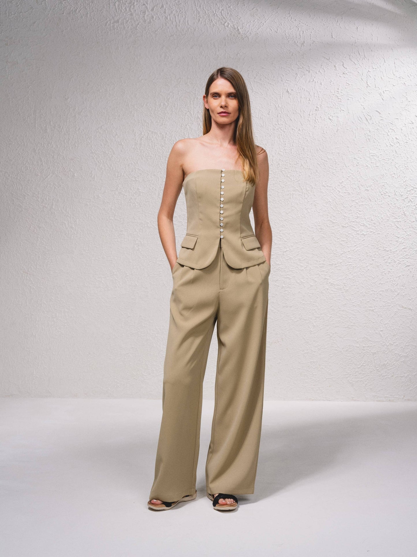 Top bustier stile gilet con bottoni frontali