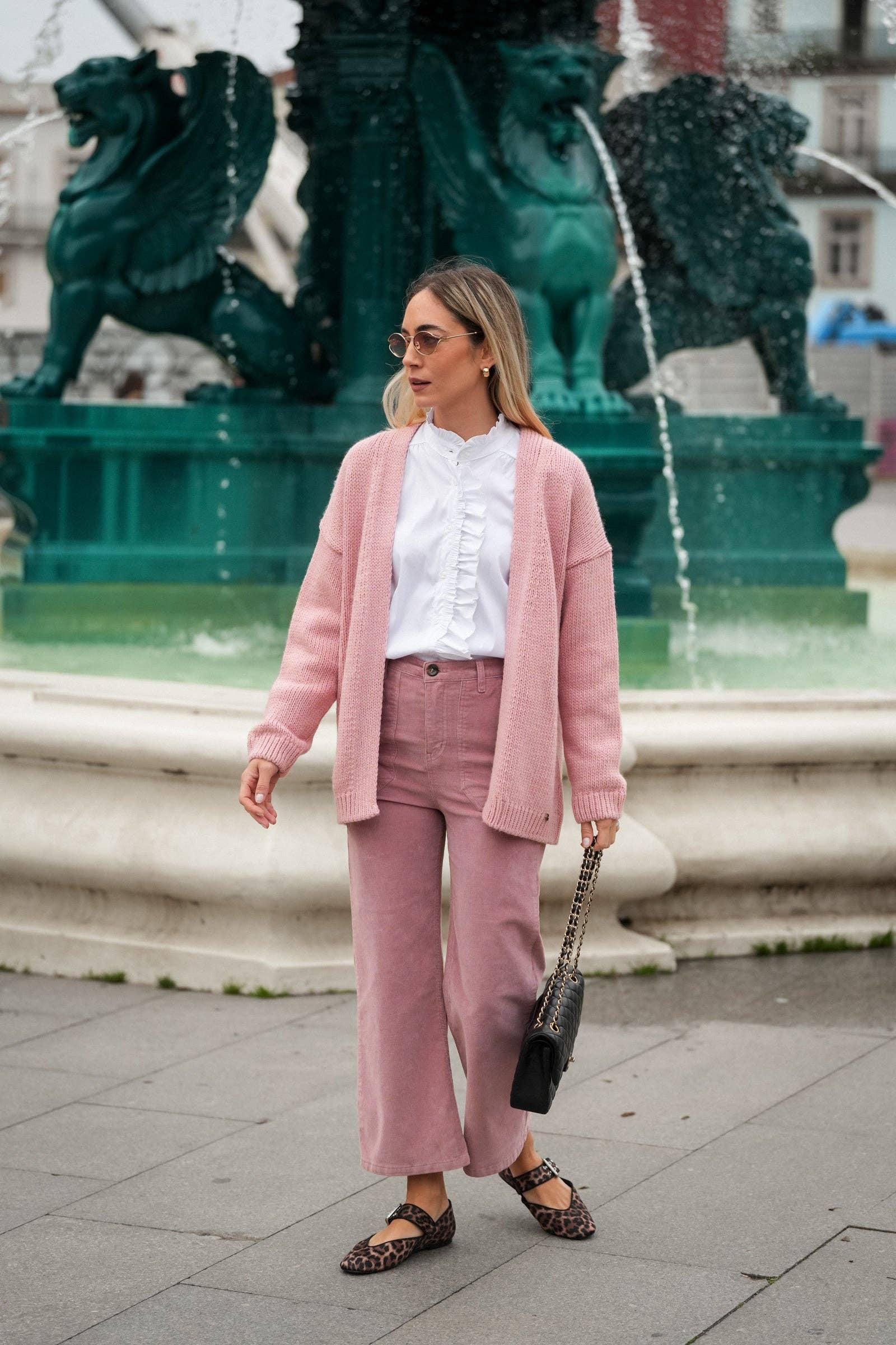 Camicia bianca con volant e collo alto