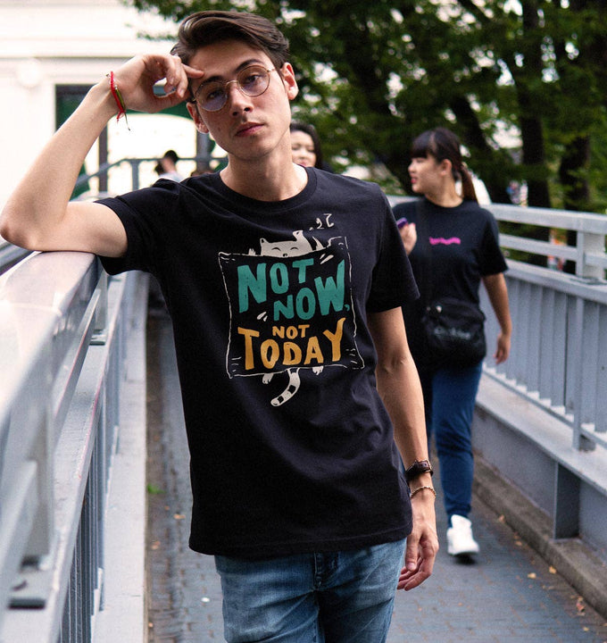 T-shirt unisex “Not Now Not Today” con stampa gatto
