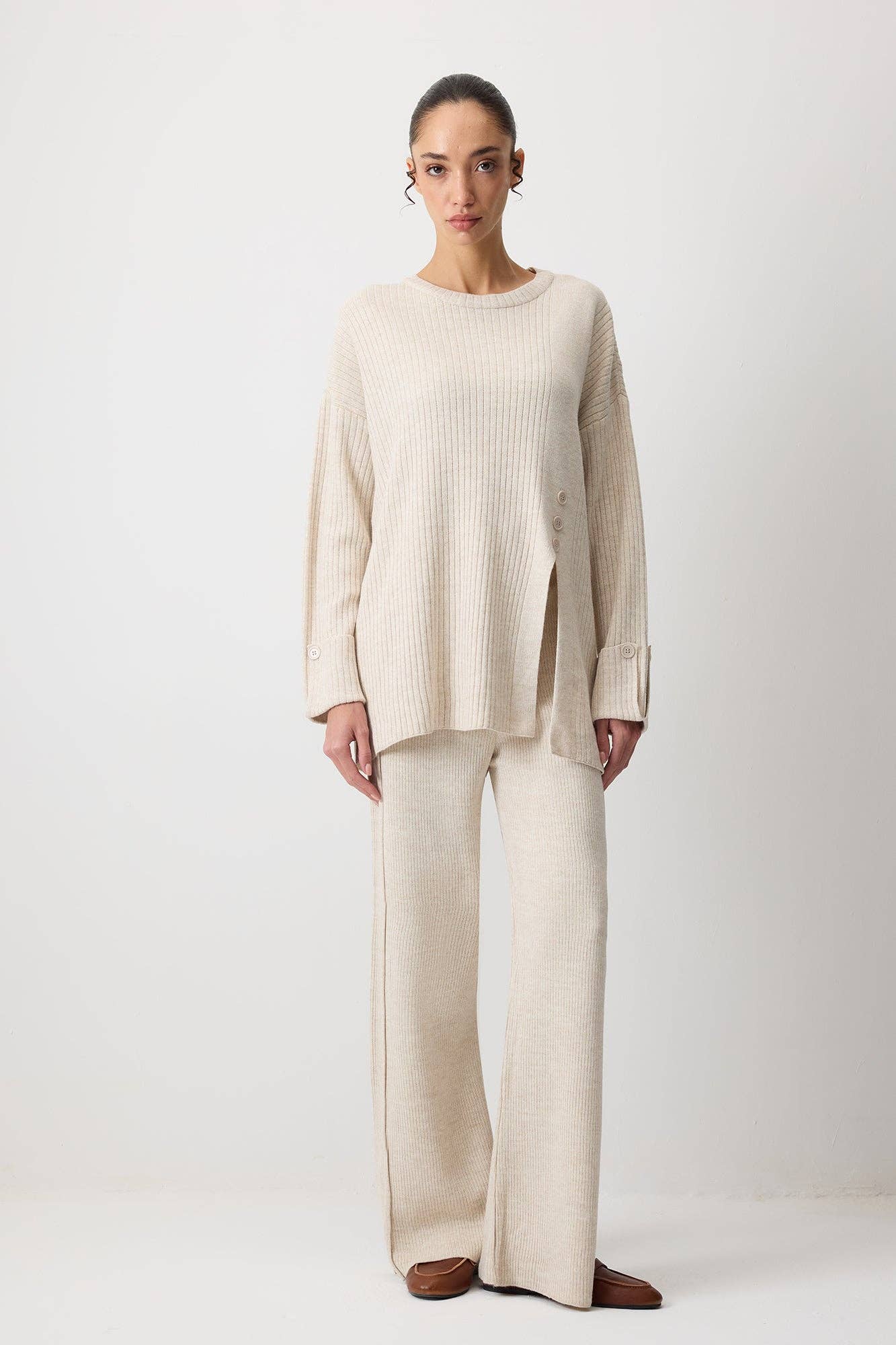 Completo in maglia a costine con bottoni