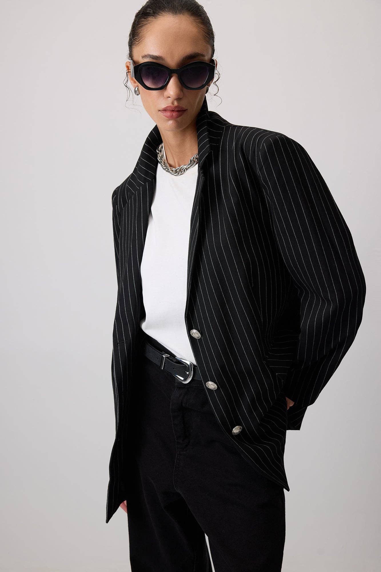 Blazer gessato nero con bottoni metallici