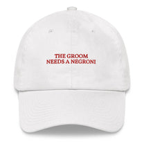 Cappellino dad hat ricamato “The Groom Needs a Negroni”