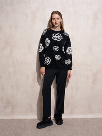 Maglione donna nero con maxi fiori a contrasto