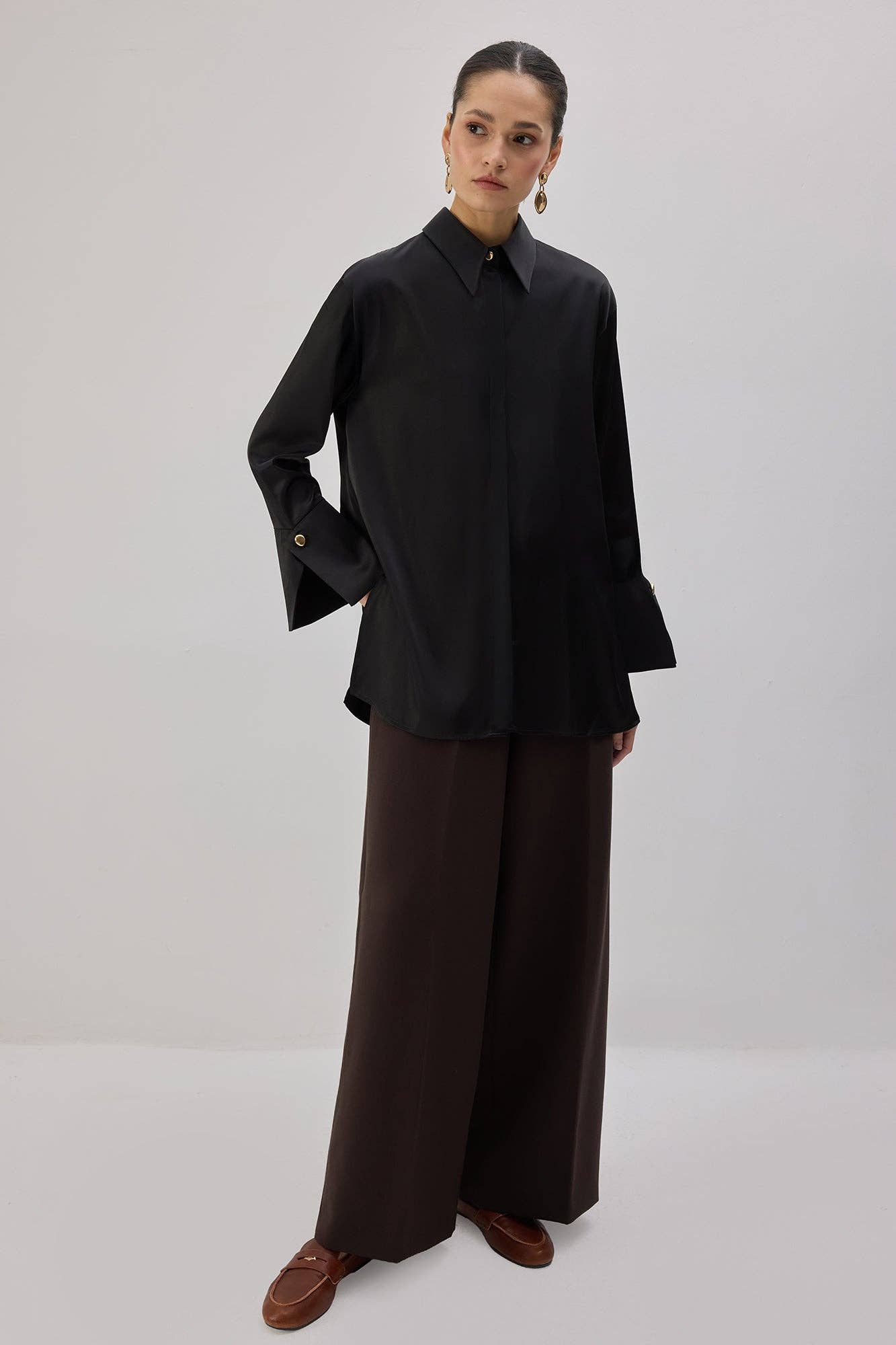 Camicia in raso nera con polsini maxi