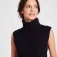 Top smanicato a collo alto in cotone organico nero