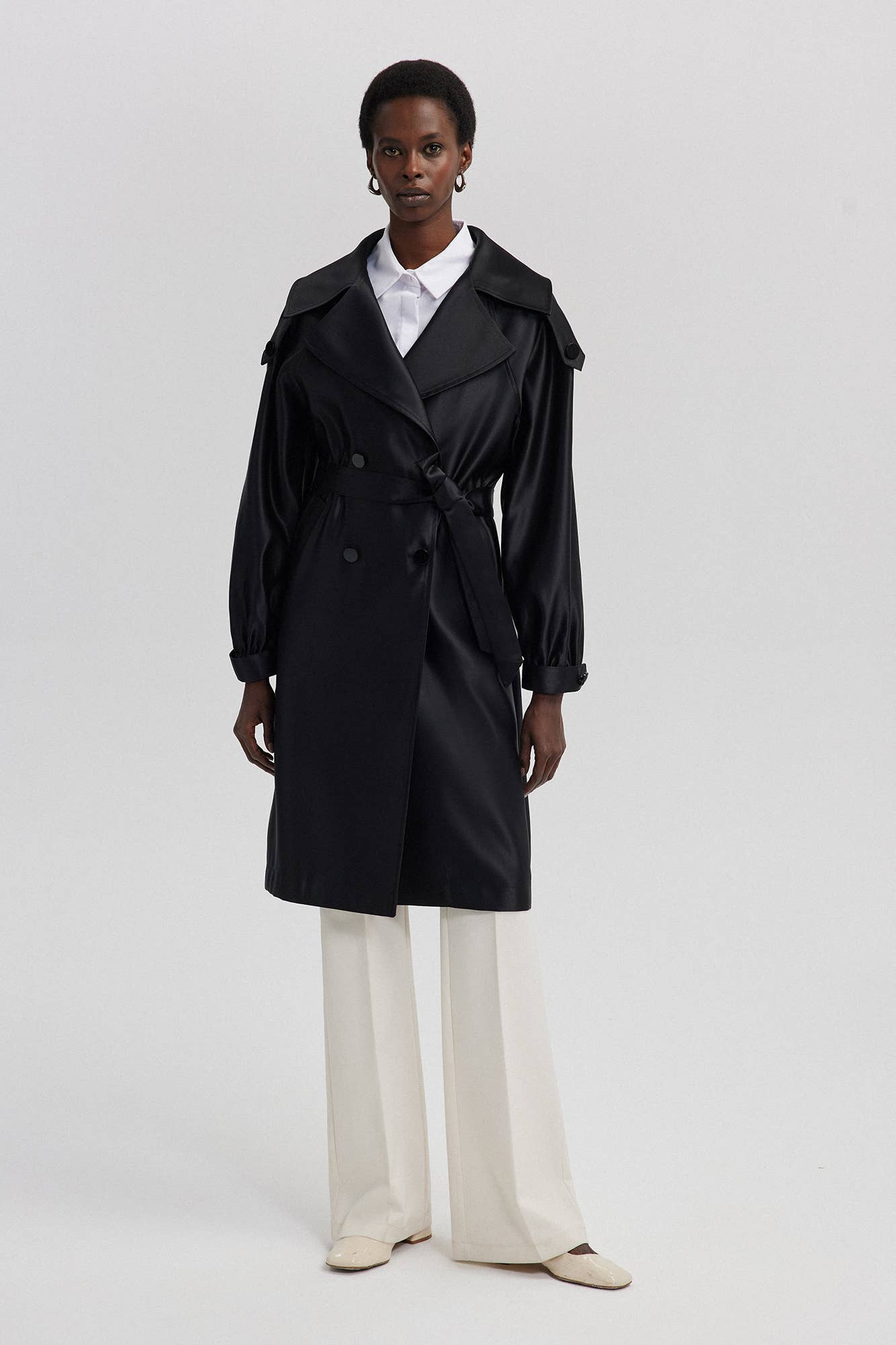 Cappotto trench effetto raso nero con cintura