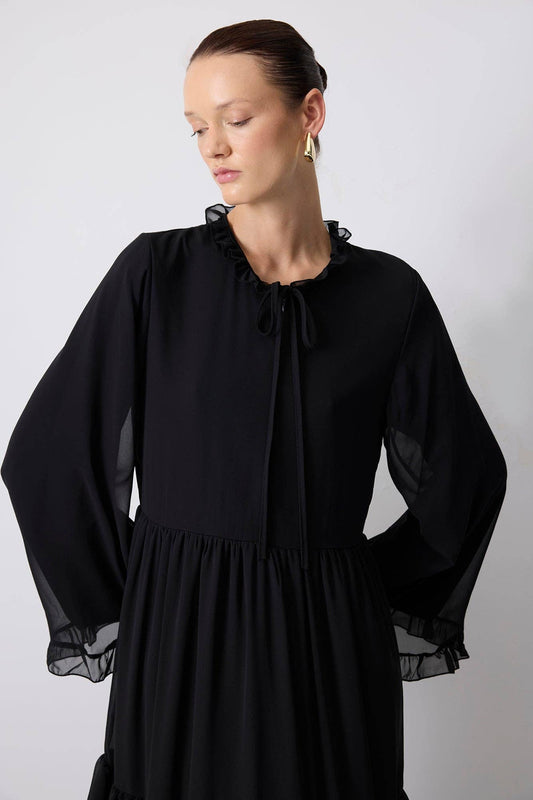 Abito lungo in chiffon nero con volant