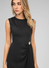 Abito midi aderente nero con drappeggio e bottone gioiello