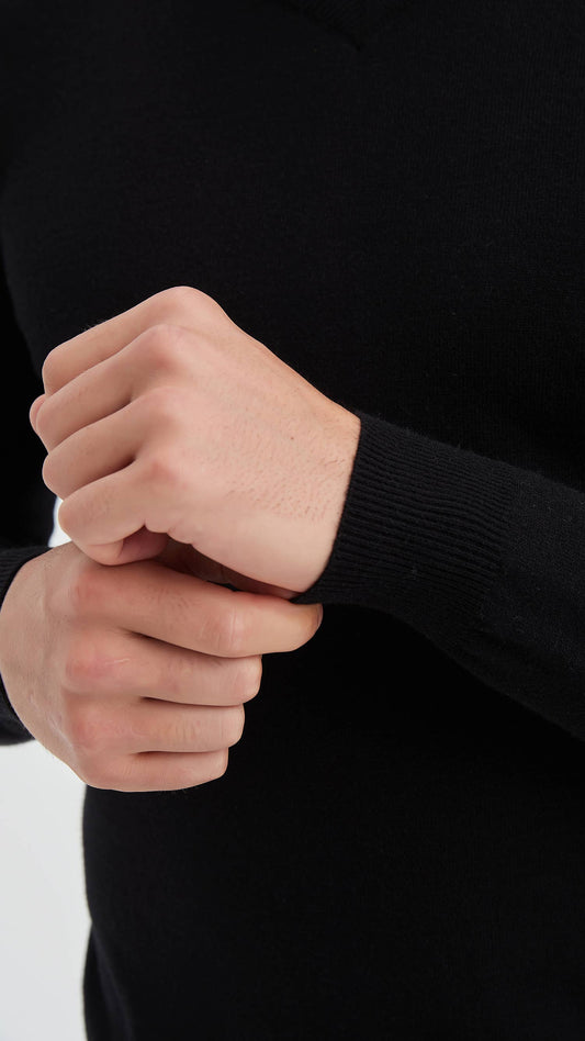 Maglione nero con scollo a V effetto cashmere