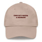 Cappellino con ricamo "This Guy Needs a Negroni"