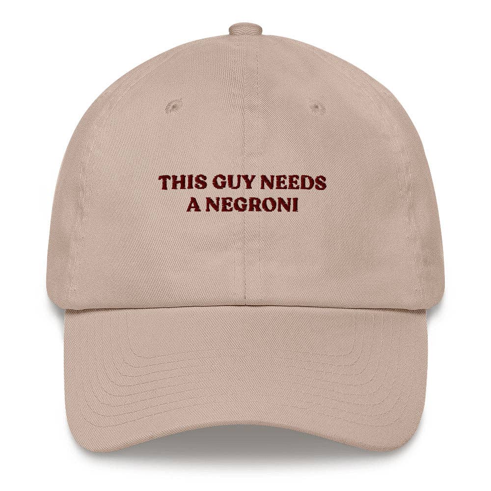 Cappellino con ricamo "This Guy Needs a Negroni"