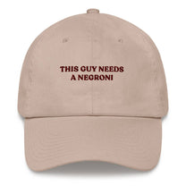 Cappellino con ricamo "This Guy Needs a Negroni"