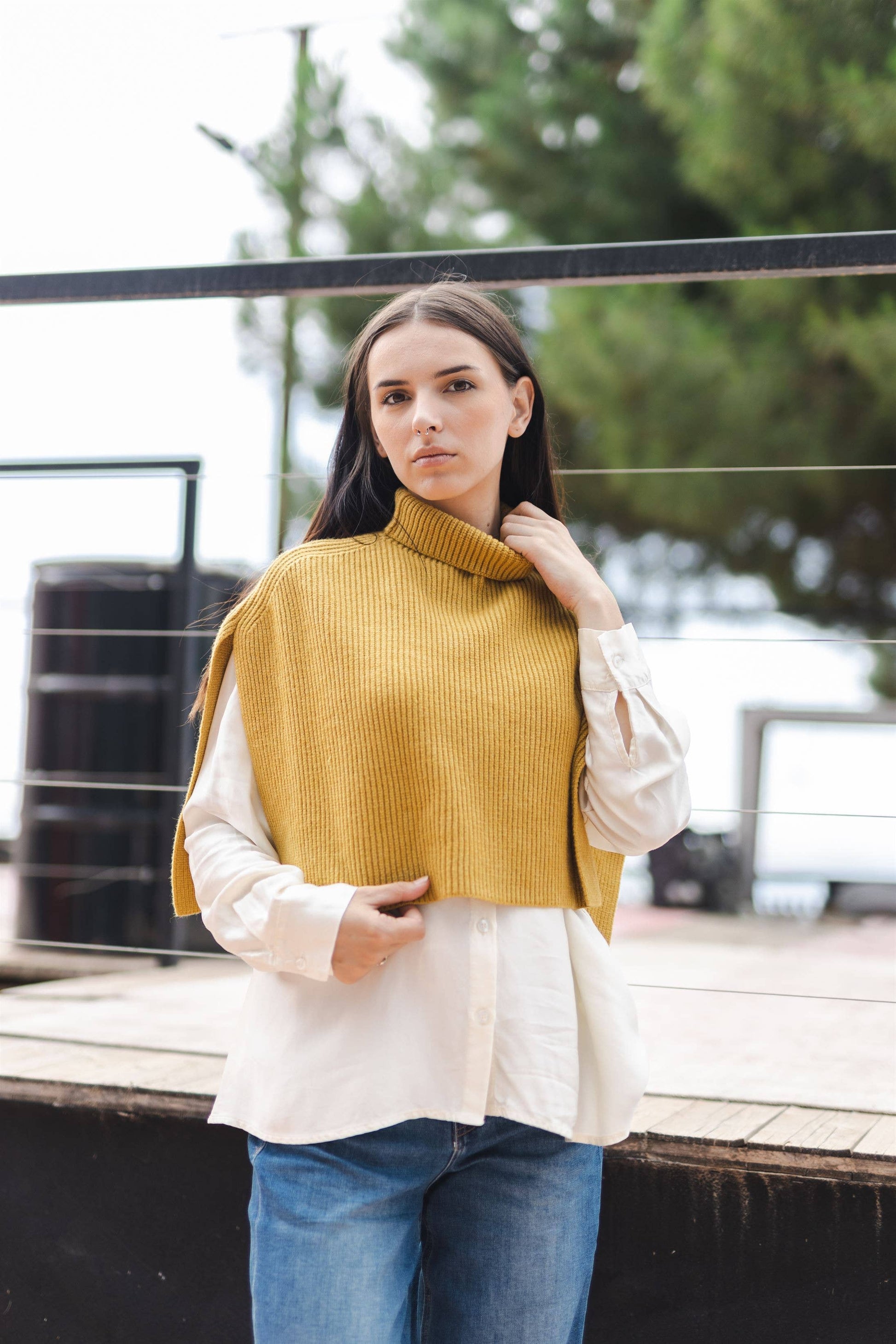 Poncho maglione in maglia a coste con collo alto