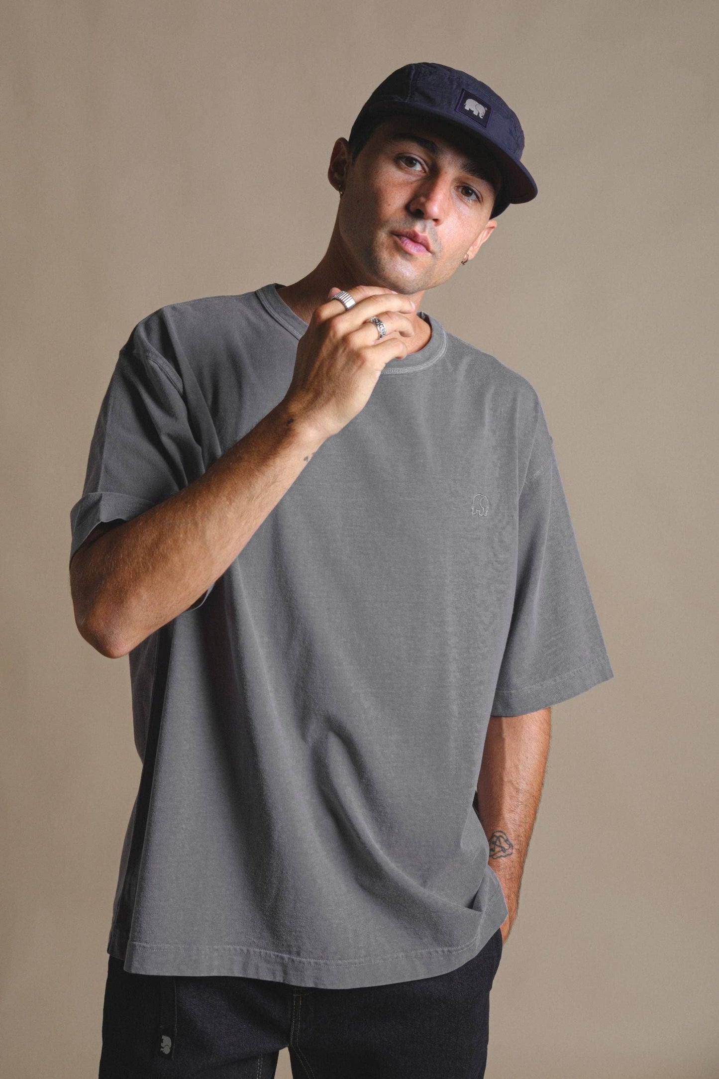 T-shirt oversize pesante tinta a pigmento color peltro