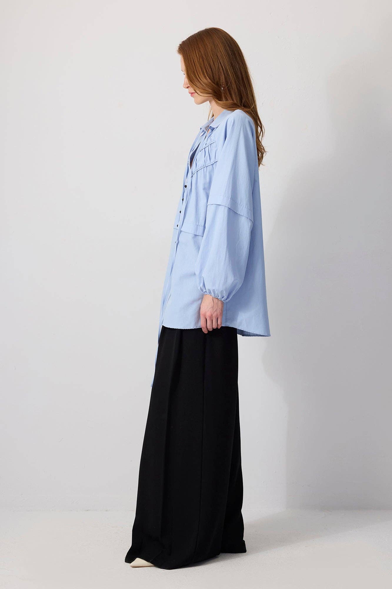 Camicia in popeline con arricciature e cuciture a contrasto