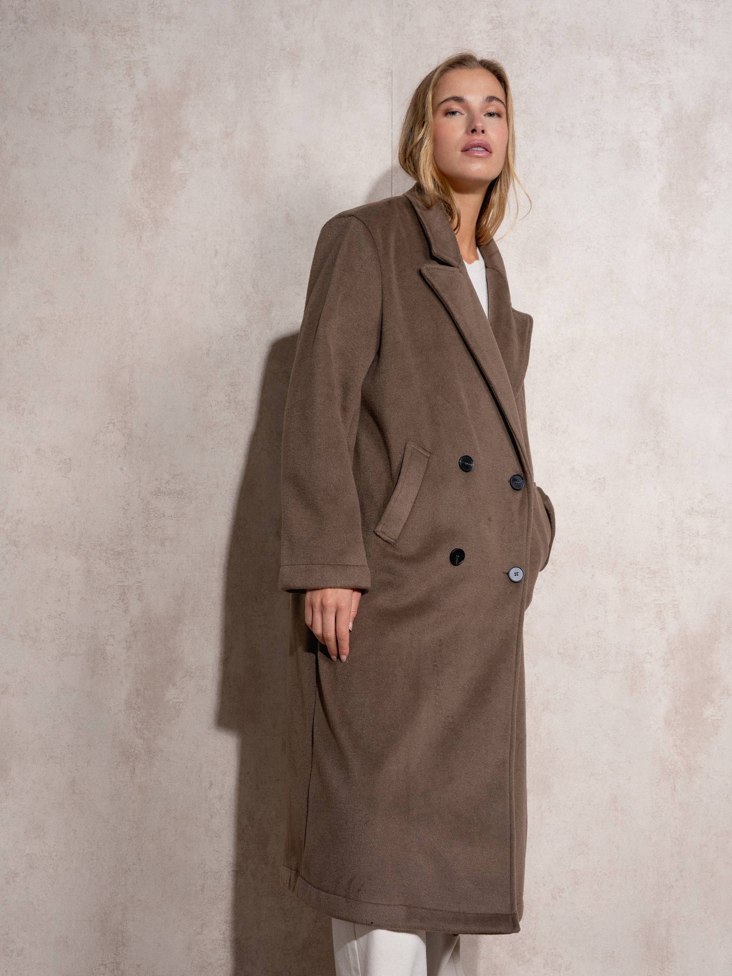 Cappotto lungo doppiopetto con revers