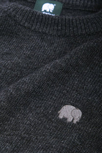 Maglione girocollo in filato riciclato color carbone