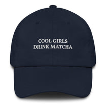 Cappellino da baseball "Cool Girls Drink Matcha" ricamato