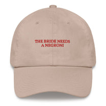 Cappellino ricamato “The Bride Needs a Negroni”