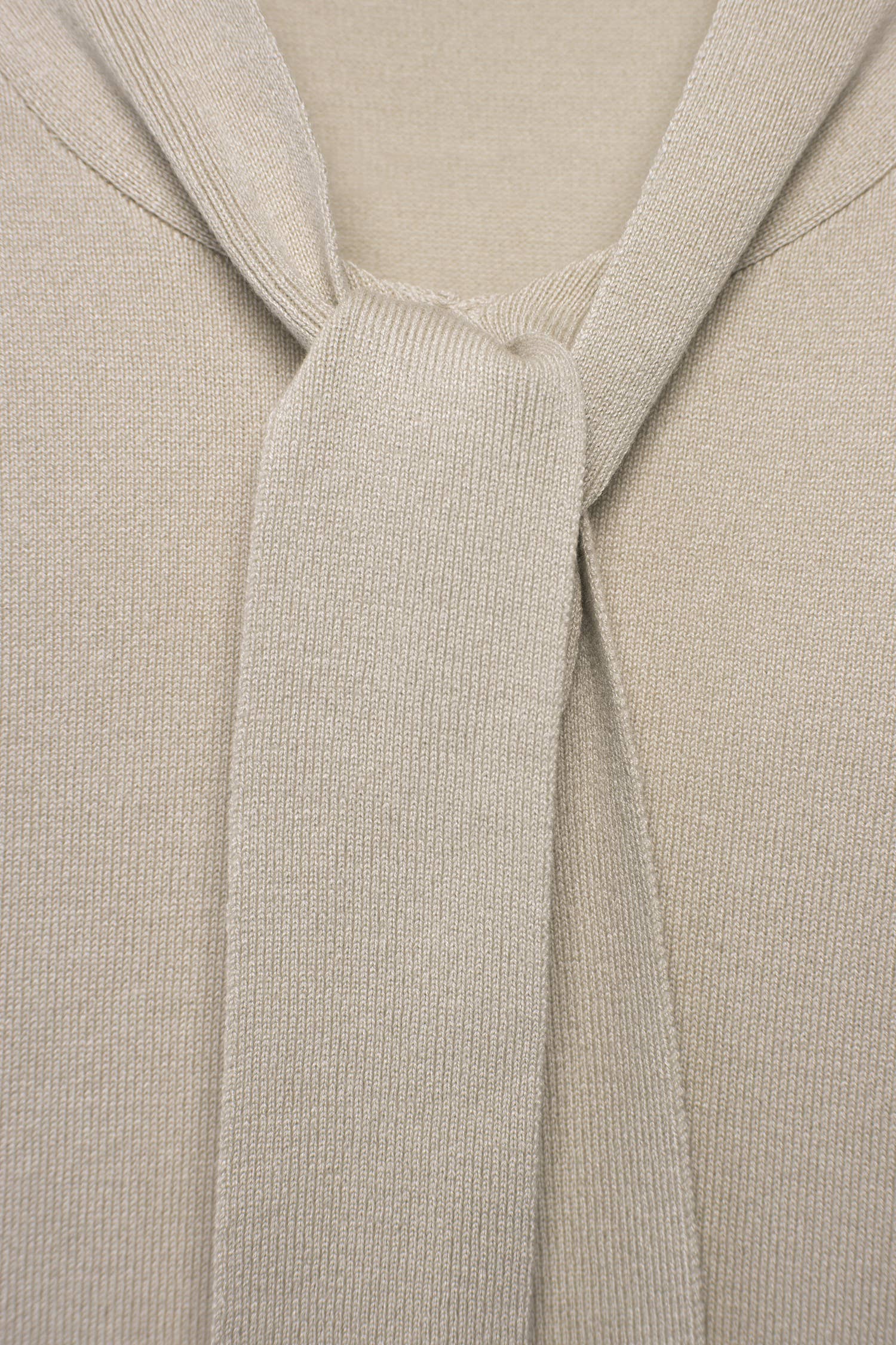 Maglione in maglia rasata con fiocco e scollo a V