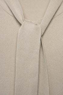 Maglione in maglia rasata con fiocco e scollo a V