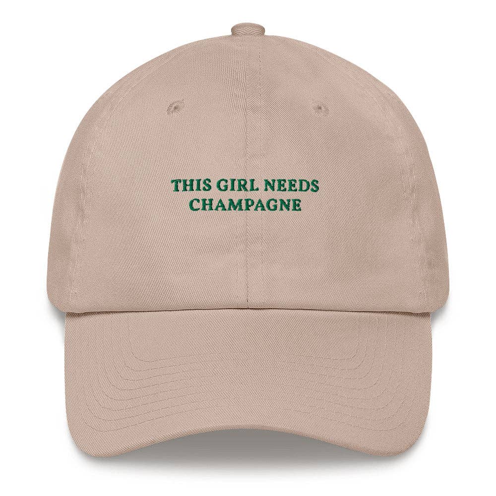 Cappellino dad hat ricamato “This Girl Needs Champagne”