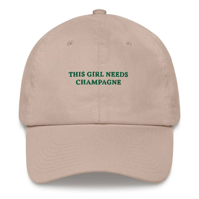Cappellino dad hat ricamato “This Girl Needs Champagne”