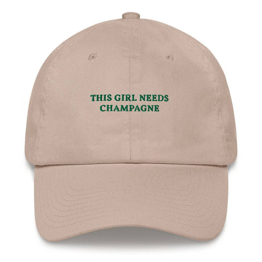 Cappellino dad hat ricamato “This Girl Needs Champagne”