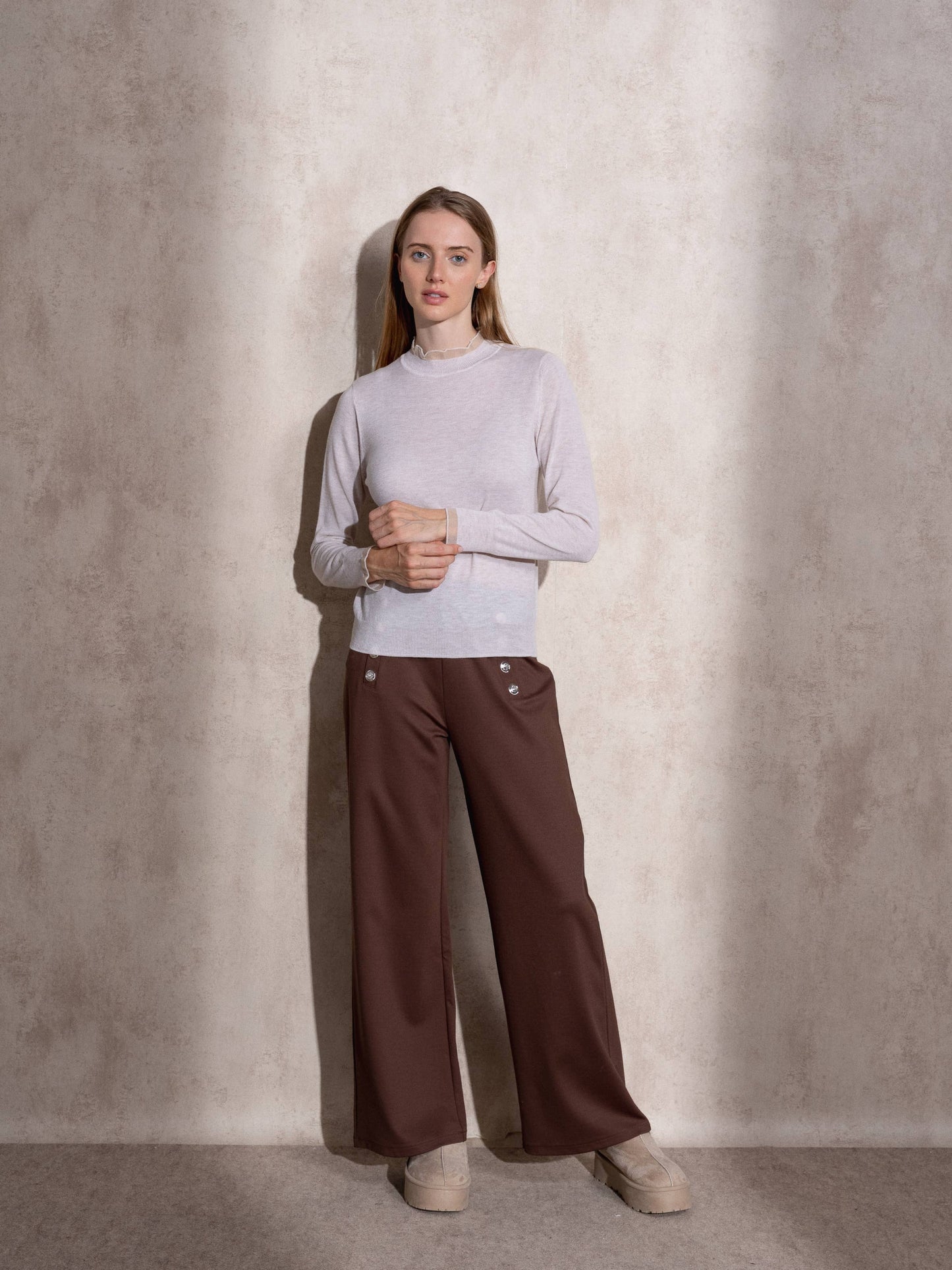 Maglione in maglia con collo alto e volant