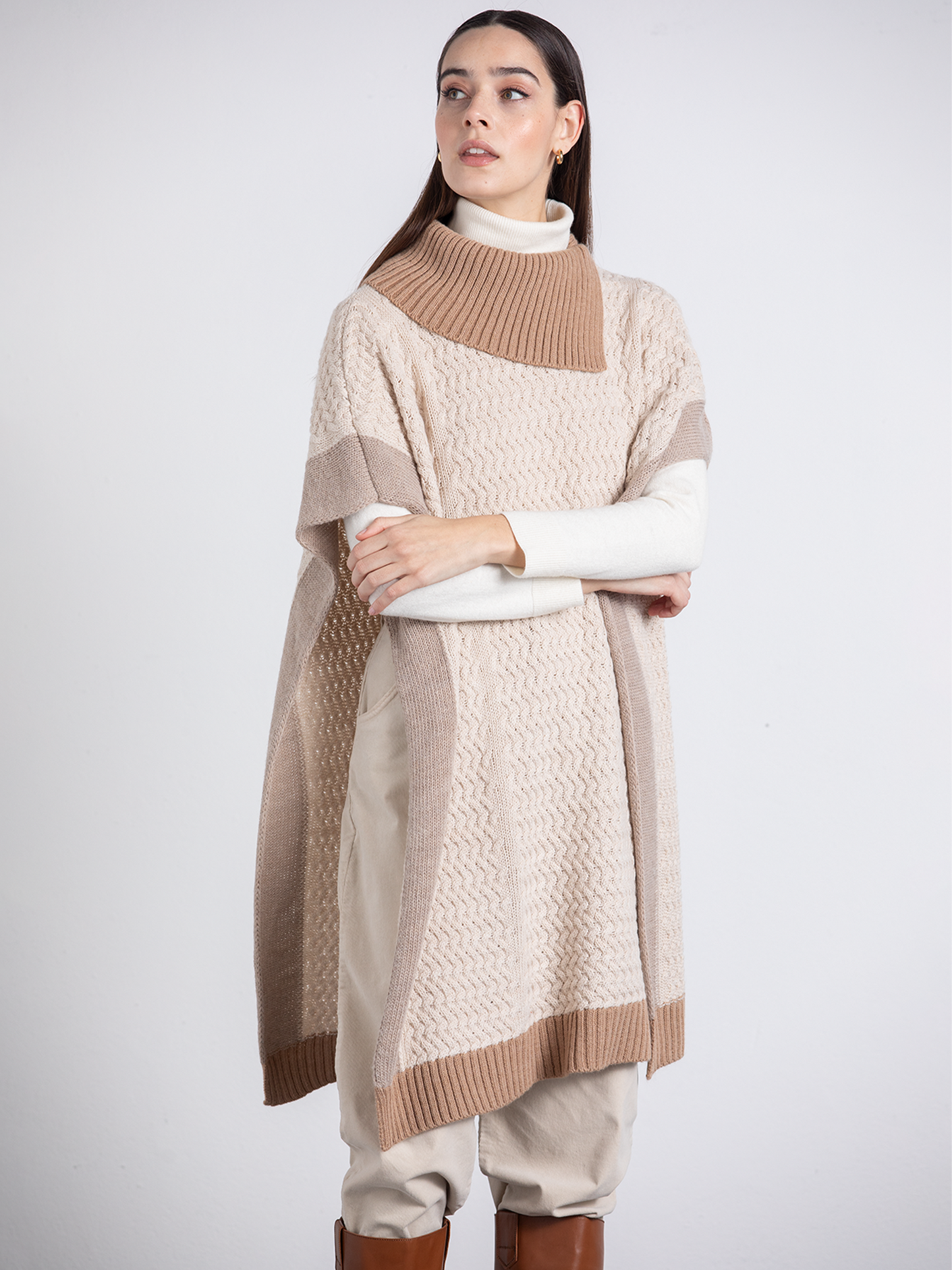 Mantella in maglia bicolor con collo alto
