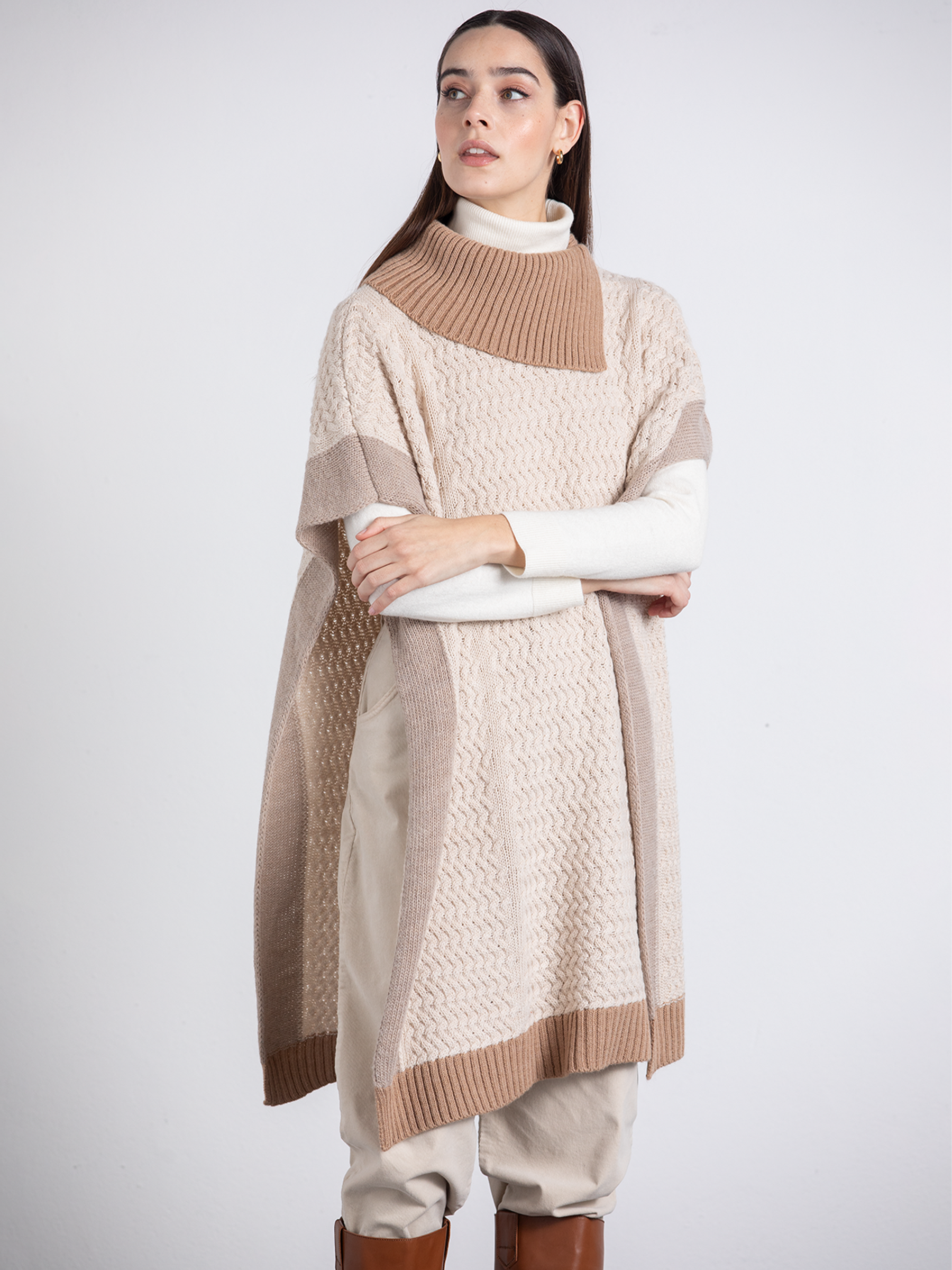Mantella in maglia bicolor con collo alto
