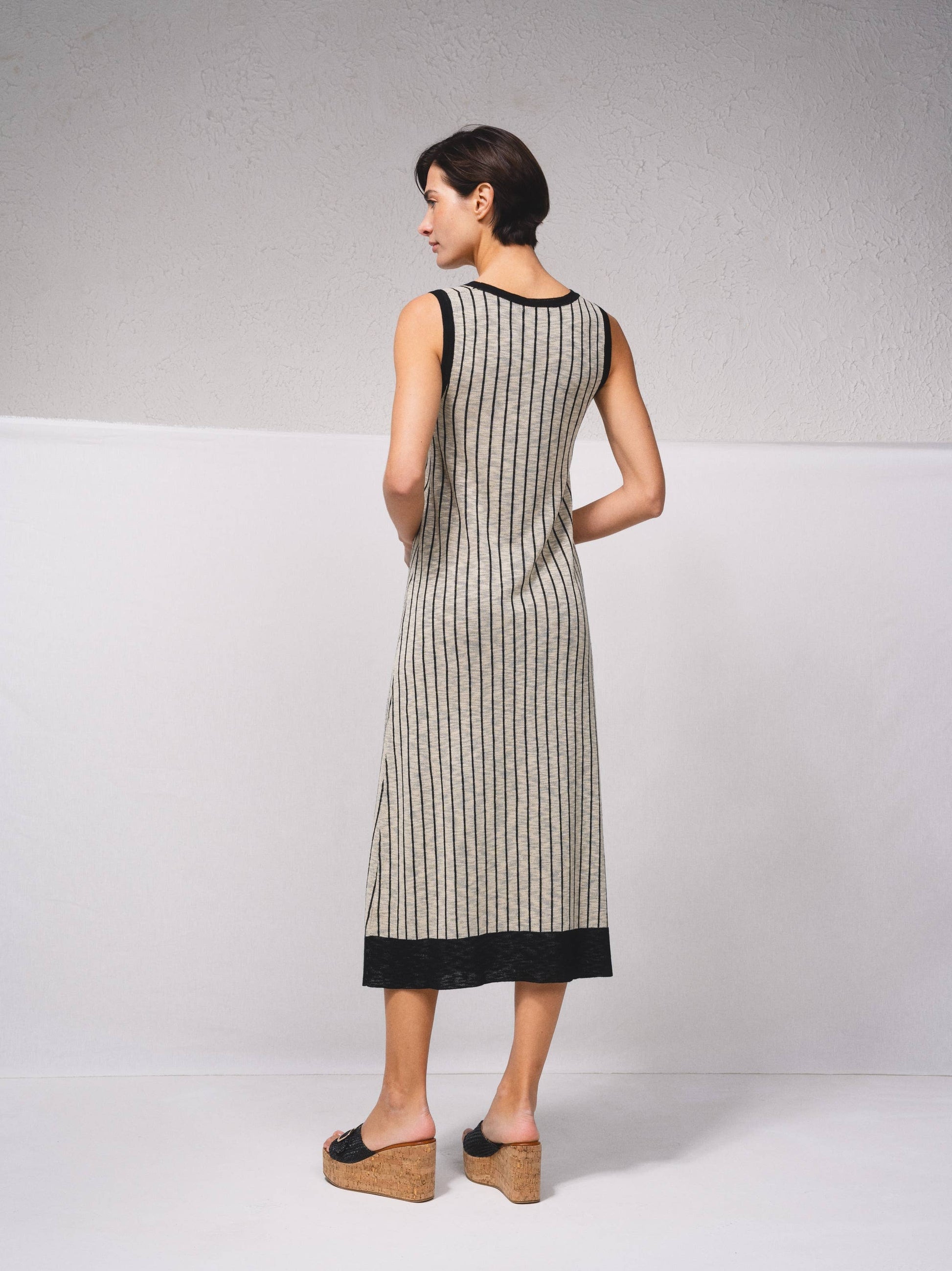 Abito midi in maglia a righe con spacco laterale