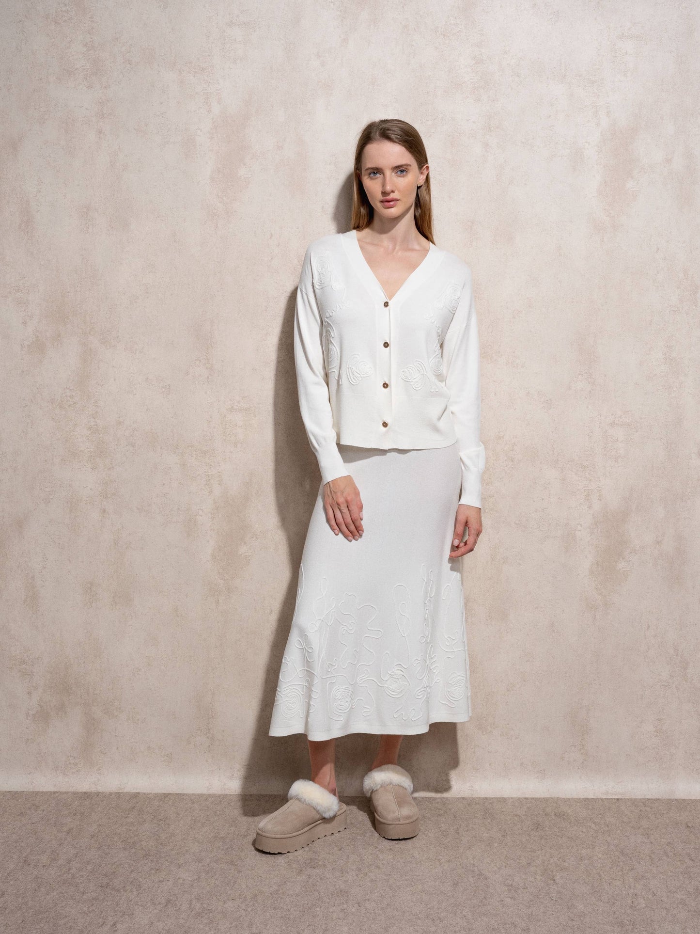 Set in maglia fine con cardigan e gonna ricamata