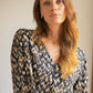 Blusa stampata Calo con scollo a V