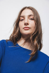 Maglione in maglia rasata blu con girocollo