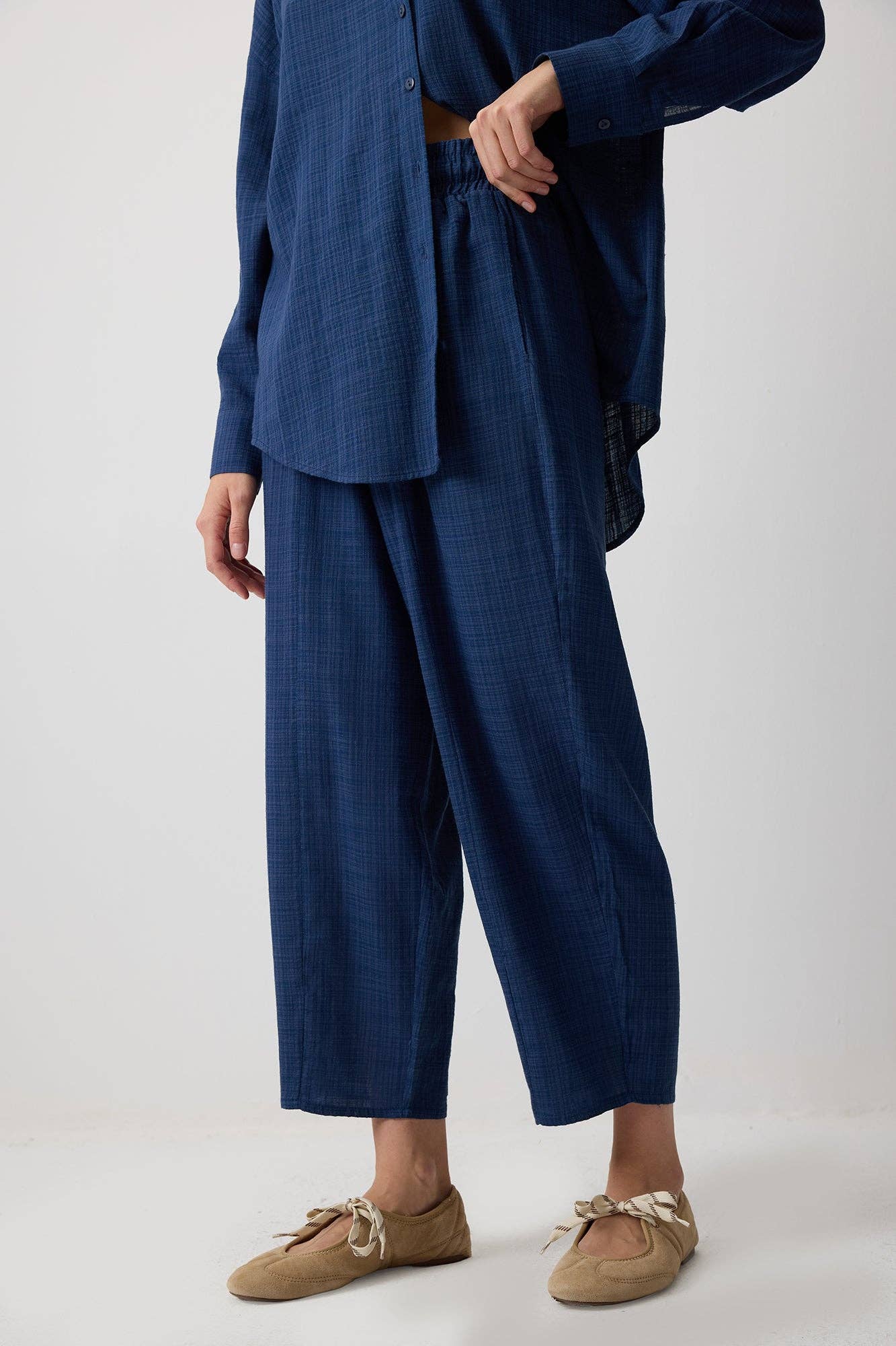 Completo due pezzi blu navy con camicia e pantaloni