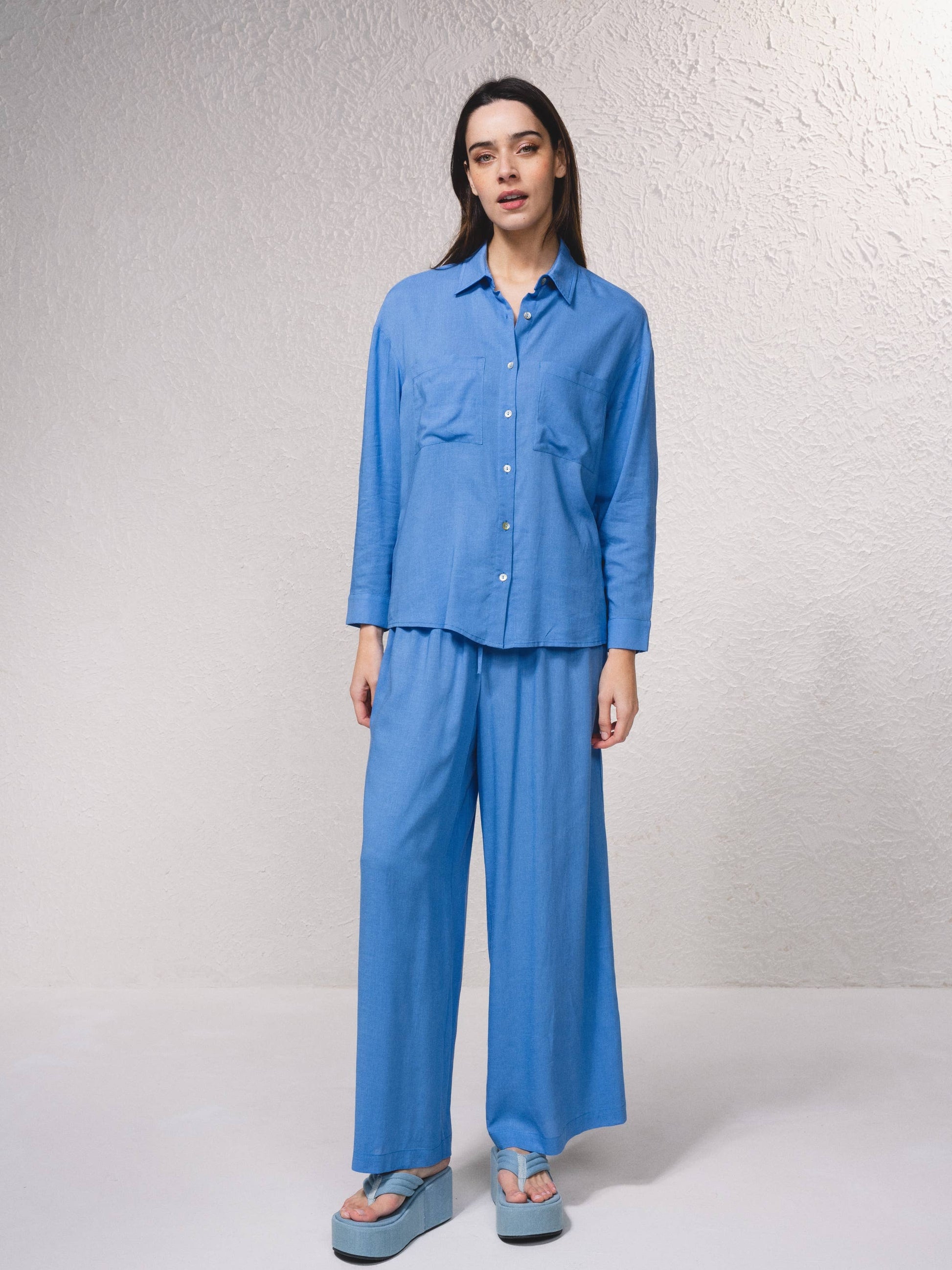 Pantaloni ampi e fluidi in misto lino blu
